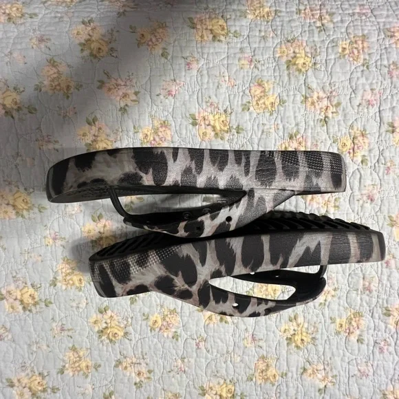 CROCS Black and Leopard Print Sandals size 10 - Picture 2 of 4